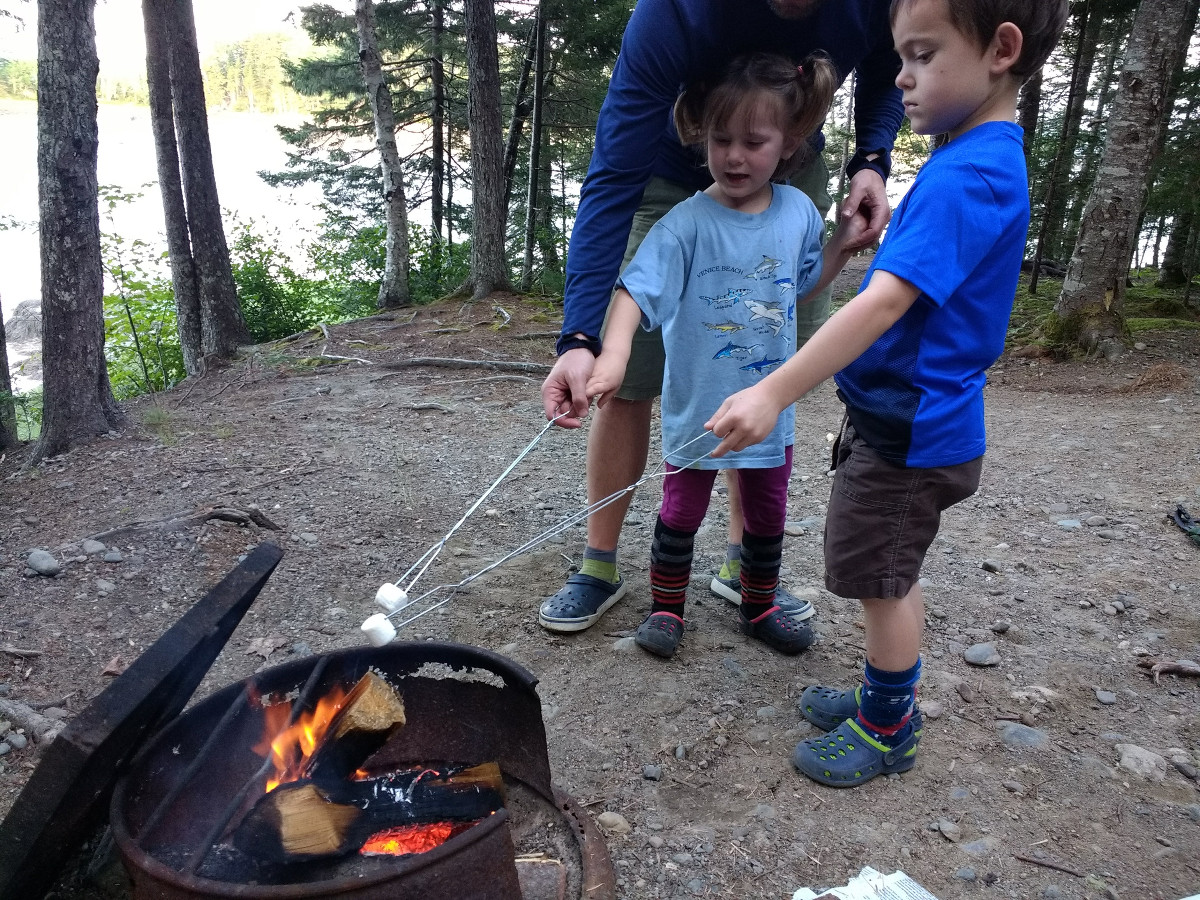 https://blog.nols.edu/hubfs/Blog/2018%20Blog%20Photos/September%202018/alyssa-walker-kids-smores.jpg