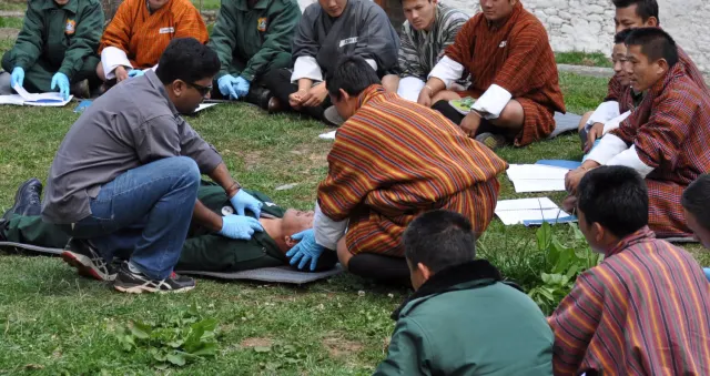 Students practice Wilderness First Aid skills on a fellow student during a training